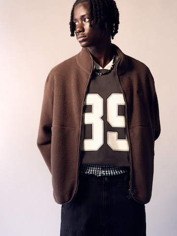 Pull&Bear Fleece jacket in Brown: front