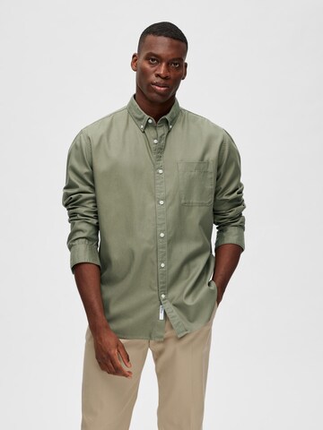 SELECTED HOMME Regular fit Button Up Shirt 'STEN' in Green: front