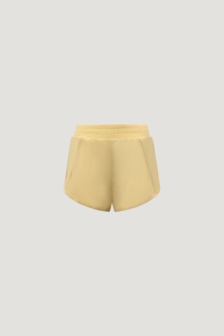 Born Living Yoga Slimfit Sportshorts 'Padma 2.0' in Gelb