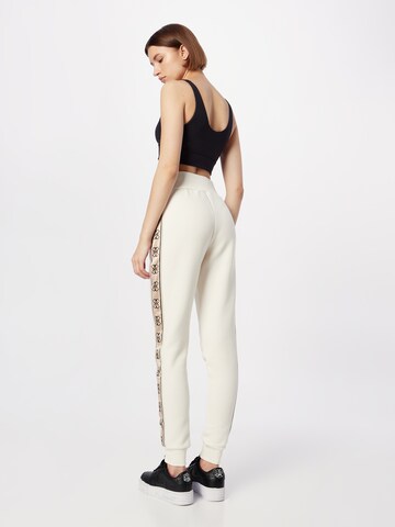 GUESS - Tapered Pantalón deportivo 'BRITNEY' en blanco