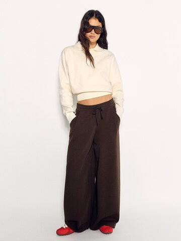 Bershka Sweater in White: front