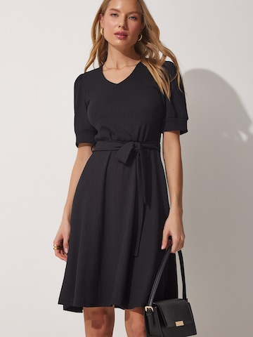 Happiness İstanbul Kleid in Schwarz: Vorderseite