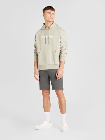 Calvin Klein Sweatshirt 'HERO' i grå