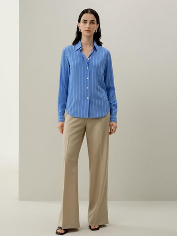 Lilysilk Blouse 'Amalfi Gestreiftes Seidenhemd' in Blauw