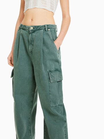 Bershka Zvonové kalhoty Džíny s kapsami – zelená