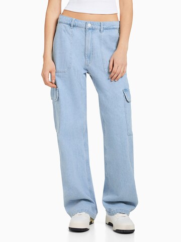 Bershka Wide leg Cargo jeans in Blue: front