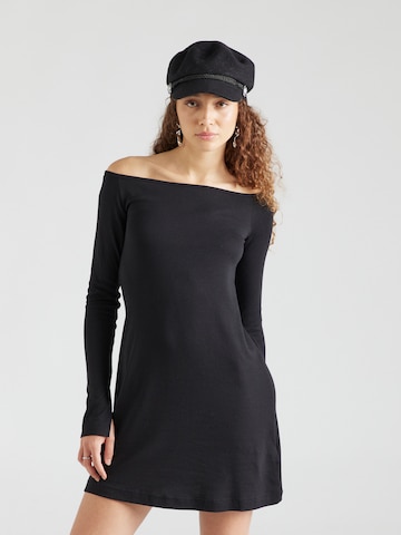 Rochie de la Monki pe negru: față