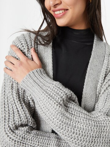 ABOUT YOU Cardigan 'Tara' i grå