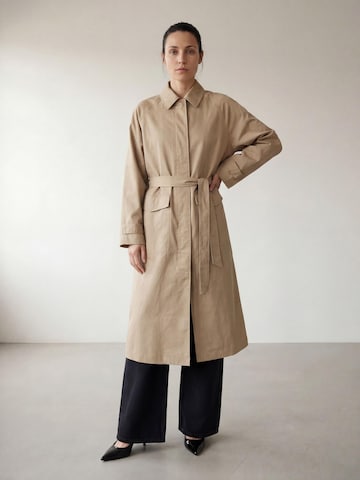Manteaux d’été 'The Tina Trenchcoat' ARMIE en beige : devant