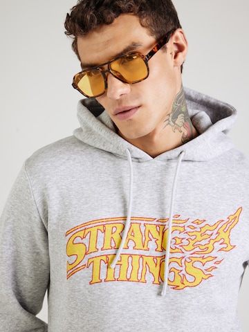 JACK & JONES Sweatshirt 'JORStranger Things' i grå