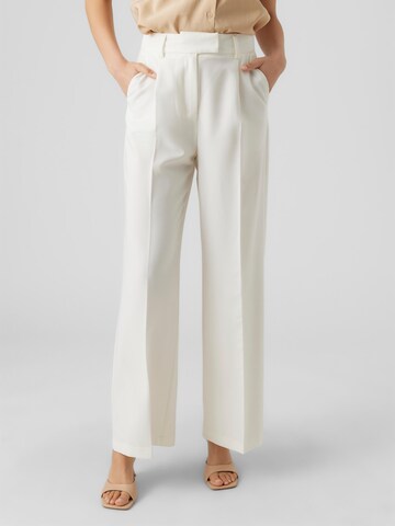 VERO MODA Wide leg Trousers with creases 'Zelda' in White: front