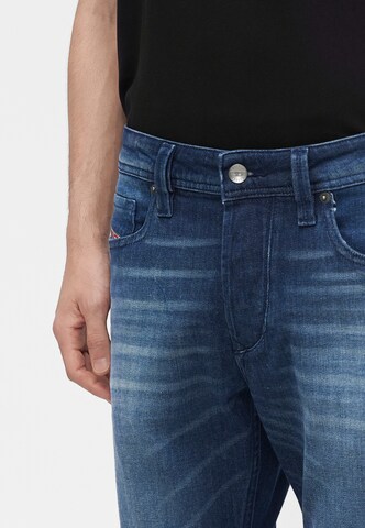 DIESEL Regular Jeans '1986 LARKEE-BEEX' in Blauw