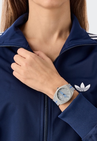 ADIDAS ORIGINALS Digitalur 'Project Two' i grå