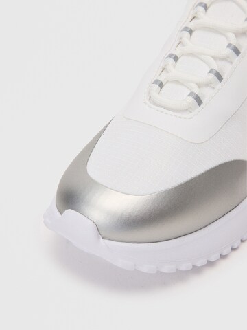 Calvin Klein Madalad ketsid, värv valge