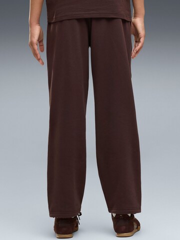 regular Pantaloni sportivi 'Puma Ess Tape Relaxed Sweatpants Fl G' di PUMA in rosso
