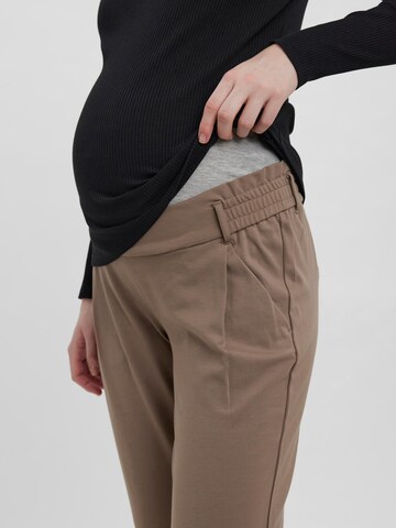 Vero Moda Maternity Slimfit Kalhoty se sklady v pase 'Bailey' – hnědá