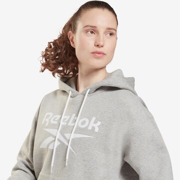 Bluză de molton de la Reebok pe gri