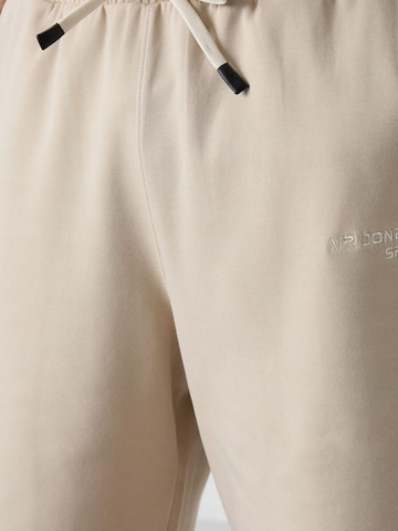 Completo sportivo di Tommy Life in beige