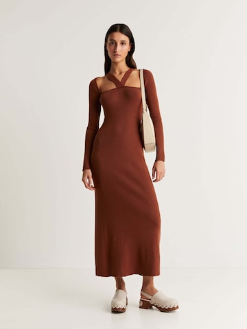 Scalpers Stickad klänning i brun: framsida