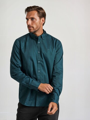 Coupe regular Chemise Funky Buddha en vert : devant