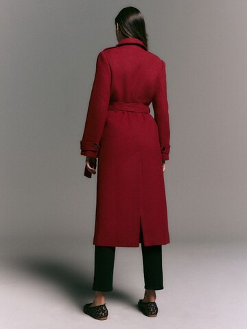 Next Преходно палто в червено