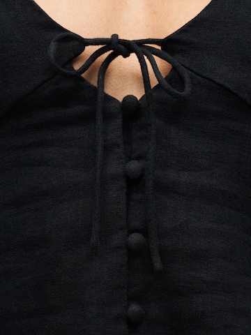 Top de la Abercrombie & Fitch pe negru