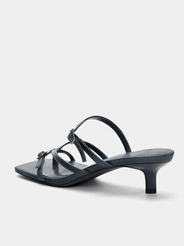 Pull&Bear Teenslipper in Blauw