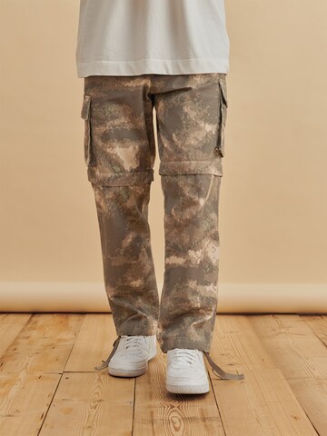 DAN FOX APPAREL Tapered Cargo Pants 'Kadir' in Green: front