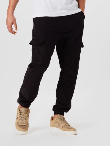 Urban Classics Tapered Cargo Pants in Black: front