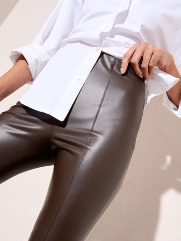 Skinny Leggings di Friends Like These in marrone