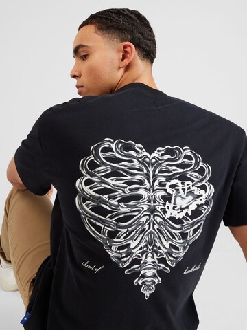 Pequs T-shirt 'Island of Heartbreaks' i svart