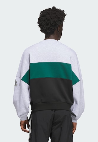 ADIDAS ORIGINALS - Sweatshirt 'Varsity' em cinzento