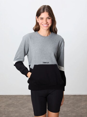 Tommy Life Sweatshirt in Grijs: voorkant