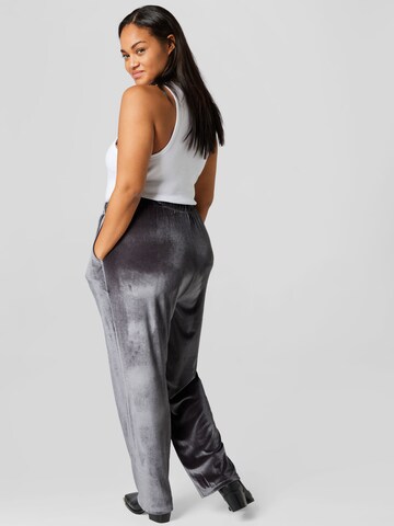 Guido Maria Kretschmer Curvy Regular Trousers 'Rosina' in Grey