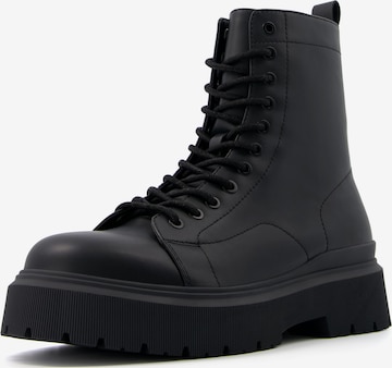 Bottines à lacets Bershka en noir : devant