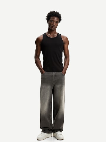 Bershka Baggy Jeans in Black: front