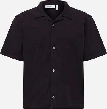 Coupe regular Chemise 'Charlie' WEEKDAY en noir : devant