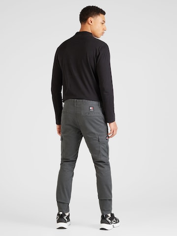 Tommy Jeans Слим фит Карго панталон 'AUSTIN' в сиво