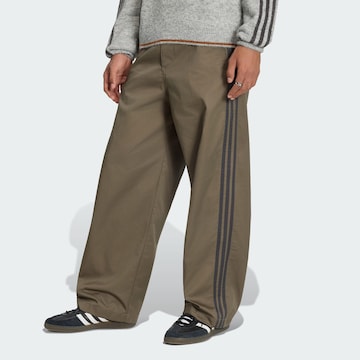 ADIDAS ORIGINALS Loosefit Kalhoty '3 STRIPES PLEATED' – hnědá: přední strana