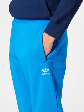 ADIDAS ORIGINALS - Tapered Calças 'Trefoil Essentials' em azul