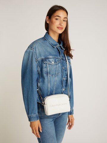 Calvin Klein JeansTorba preko ramena - bijela boja: prednji dio