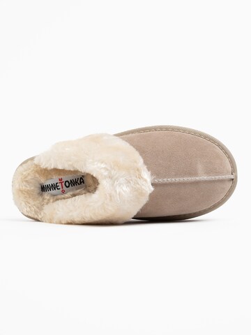 Minnetonka Hausschuh 'Chesney' in Beige