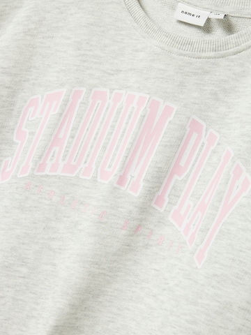 NAME IT - Sudadera en gris
