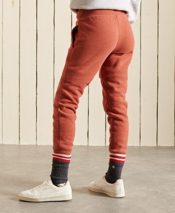Superdry Tapered Jogginghose in Rot