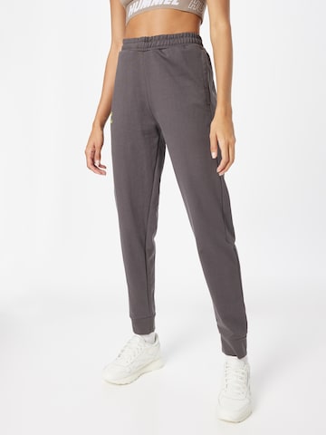 Hummel Tapered Sportbroek 'Offgrid' in Grijs: voorkant