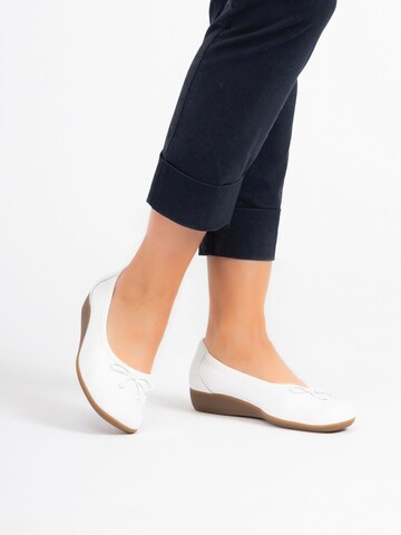 VITAFORM Ballet Flats in White: front