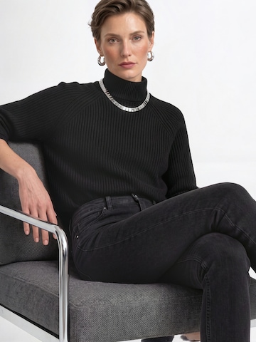 Pulover de la Rich & Royal pe negru