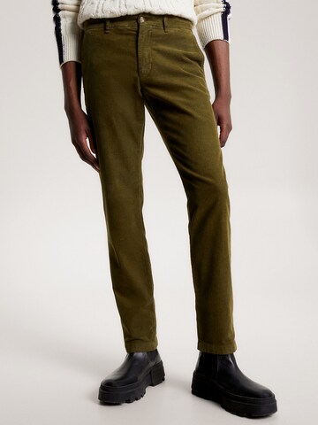 Regular Pantalon chino TOMMY HILFIGER en vert : devant