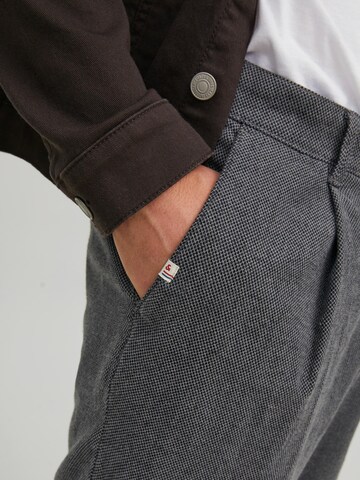 regular Pantaloni con pieghe 'Ollie Milo' di JACK & JONES in grigio