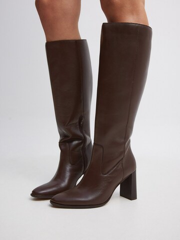 NA-KD Boots in Brown: front